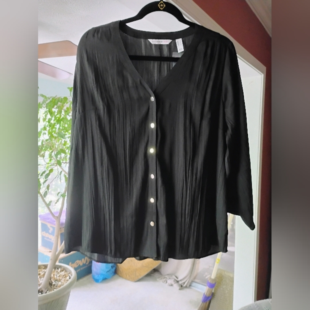 Isaac Mizrahi Flowy Crinkle Satin Button Front V-Neck Blouse. Black.